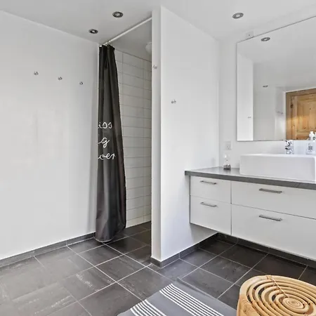 Smukt 2 Etagers Hus I Vrist Sj40 Nyaraló *